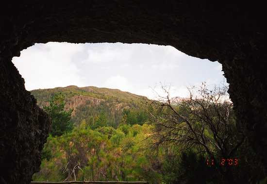 Cueva en sendero del INTA en Esquel