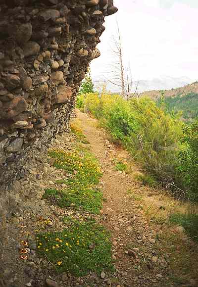 Conglomerado de piedras en sendero del INTA en Esquel
