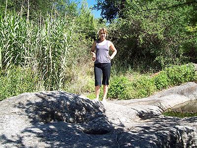 Piedra con Morteros y Conanas Comechingone