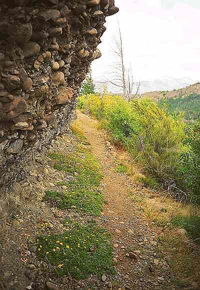 Conglomerado de piedras en sendero del INTA