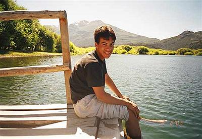 Gastón en el muelle del camping Puerto Ciprés