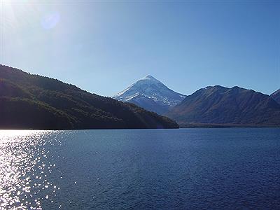 Lanin sobre el lago