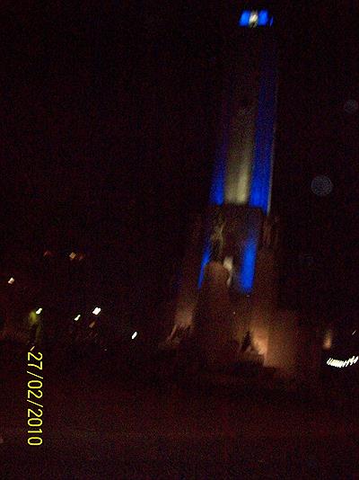 Monumento a la bandera de noche