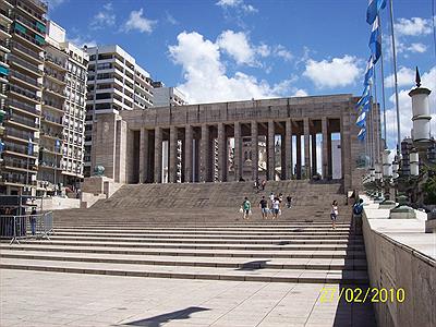 Propileo triunfal y escalinata cìvica.