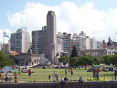 Vista monumento a la bandera y paseo libertad desde el rìo