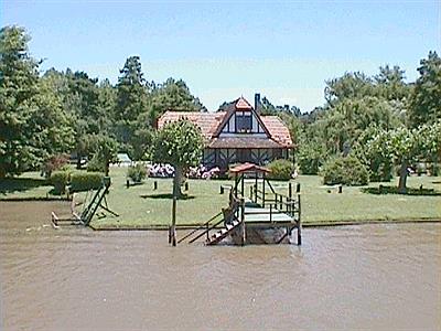 Casa en uno de los canales, con amarradero propio
