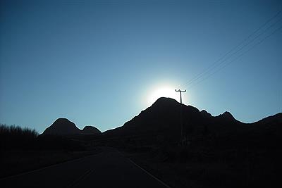 amanecer entre los cerros
