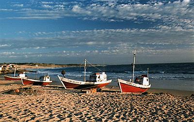 Barcos pesqueros en la playa, Punta del Diablo, Uruguay