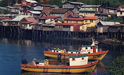 Palafitos y pesqueros en el Río Gamboa, Castro, Chile