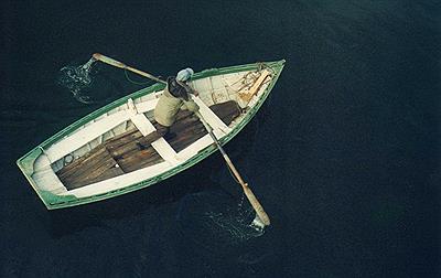 Pescador y su bote, Seno de Reloncaví, Puerto Montt, Chile