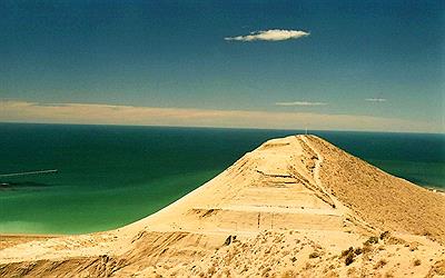 El Chenque, detrás el Mar Argentino, Chubut, Argentina