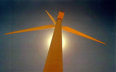 Aerogenerador a contraluz, Cerro Arenal, Chubut, Argentina