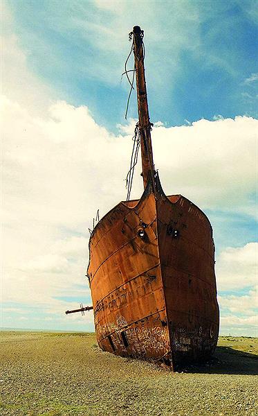 El Marjorie Glen, varado en Punta Loyola, Santa Cruz