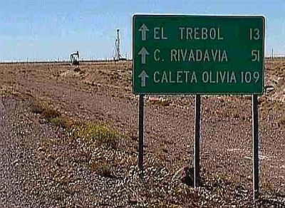 Cartel en medio de campo petrolífero