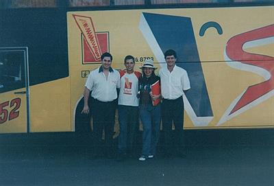 Con los choferes y Anibal una gran familia arriba del micro