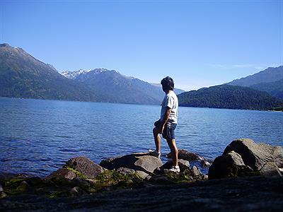 Orilla del muelle de lago puelo