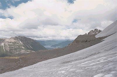 Vista del lago Paimún desde el volcán Lanín