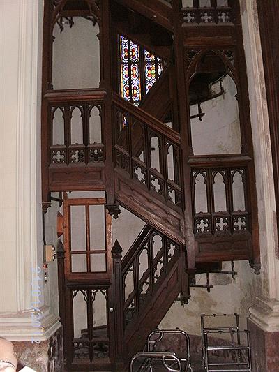 escalera dentro de la catedral