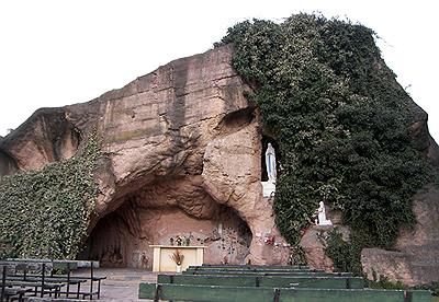 Gruta en la Capilla de Lourdes de Azul
