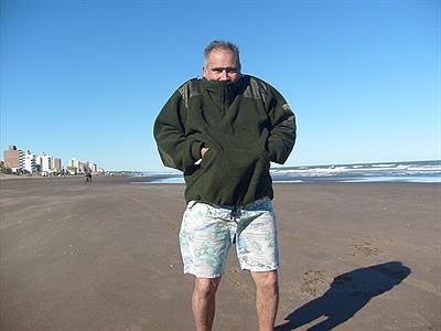 alfre en la playa en un dia ventoso