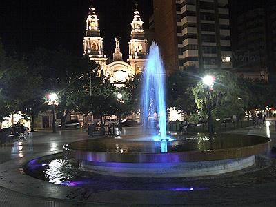 Plaza General Roca de noche
