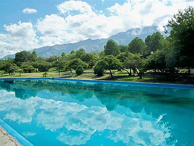 Reflejos en la pileta del Camping San Javier