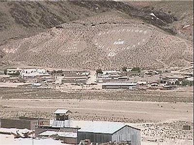 Mensaje de "Bienvenidos" en la falda de un cerro