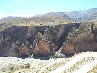 Camino a Iruya - sembrados sobre el precipicio