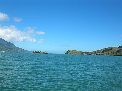 Cruzando a Ilhabela en balsa