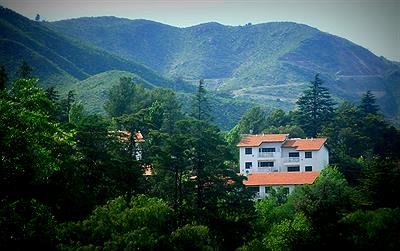 Vista lejana de cabañas y suites Las Ardillas