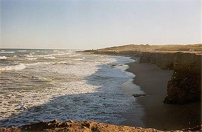 Costa acantilada al sur de la ciudad