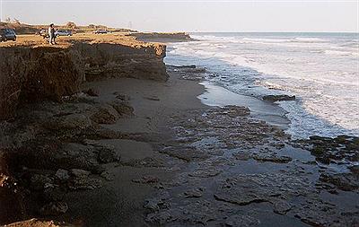 Costa acantilada al sur de la ciudad