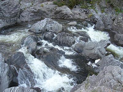 detras de los cajones