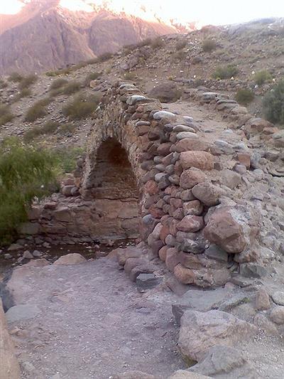 Puente sobre el río Picheuta, Mendoza,