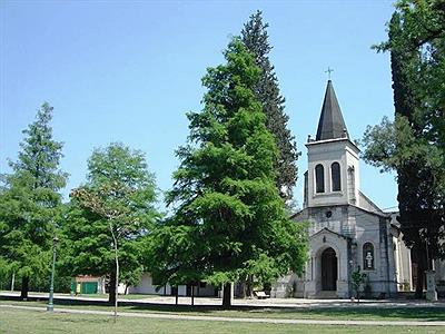 Iglesia y plaza principal de Yerba Buena