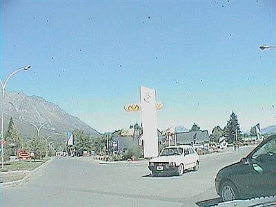 Estación de servicio, marca el camino hacia Esquel