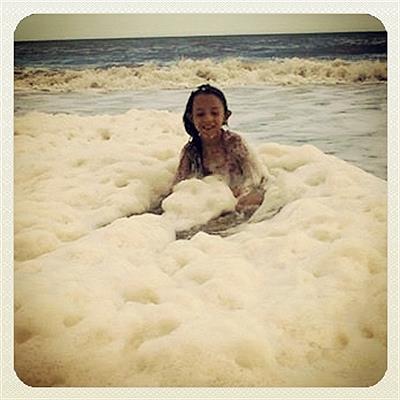 Playa, arena, mar y mucha espuma