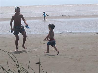 Valen disfruta de la playa de Atalaya