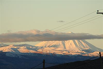 El Volcán Payún, coronado de nubes