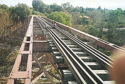 Vía abandonada sobre el arroyo Calabalumba