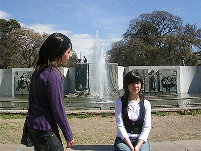 PLAZA INDEPENDENCIA-MENDOZA - CAMILA Y VALENTINA (CHILE)