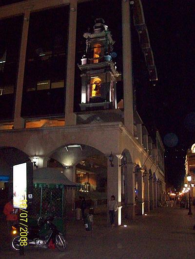 Catedral (Reflejada en edificio)