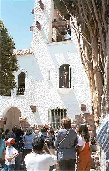 Santo impartiendo la bendición