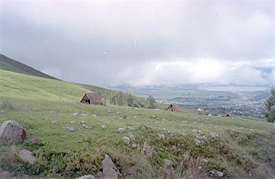 Vista de la ciudad y el embalse al fondo