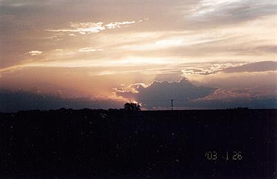 Puesta de sol en un dia nublado llegando a Pigue